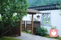 焦虑是对烦恼，对自我负面感受的专注。我们把“专注”的能量，换一个地方，换到对当下这个世界新鲜的感受中去～