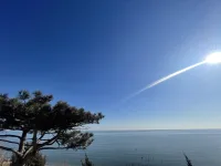 请把自己活成一道光，因为你不会知道，谁能借着你的光走出黑暗。请保持你心中的善良，因为你不会知道，谁能借着你的善良走出绝望……配图