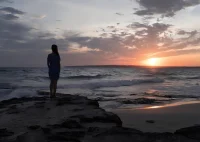 自尊:尊重自己的需求与感受；自爱:优先满足自己的需求，身体的，物质的，精神的；自立:经济上独立，思想上有独立思考的能力，生活上，工作上的事能独立面对，和解决。同时能处理好各种人际关系。自己就圆满了，能量场会很高，会吸引优秀同频的人，再进入一段关系，自然会经营好。配图