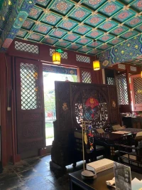 自卑怎么辦？


自卑的形成，一般來(lái)自于從小的成長(zhǎng)環(huán)境，以及父母的影響。自卑就是不自信，小時(shí)候家庭限制您不要干這個(gè)那個(gè)，圈養(yǎng)的孩子通常沒有散養(yǎng)的孩子自信，圈養(yǎng)的孩子長(zhǎng)大了非常在意周邊人對(duì)他的看法，那這種情況怎么破？


一，一定要跟自信的人在一起，


二，一定要多表達(dá)，哪怕做出一點(diǎn)小的成績(jī)也要去跟滿滿正能量的人匯報(bào)


三，絕對(duì)遠(yuǎn)離打壓您的人


四，通過(guò)外在的改變提升自己的自信，比如體重管理，服裝


五，堅(jiān)持不斷學(xué)習(xí)傳統(tǒng)文化，習(xí)得文武藝，獲于帝王家配圖