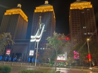“生活不过八个字：顺其自然，随遇而安。”配图