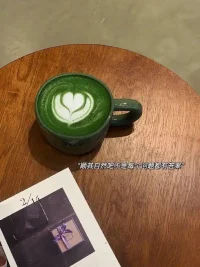 我们的眼睛里除了平视和仰视，更应该经常俯视，俯视疾病和痛苦，俯视角落和夹缝。我们眼中看到的，除了繁花盛景，还应该有世间冷暖。配图
