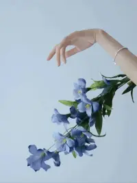 在表达情绪时，你可以描述你的感受，并说明自己产生这种情绪的原因。然后，明确表达自己的需求，并提出解决方法。要注意，表达情绪既要真诚，也要坚持自己的原则。
当你情绪化表达，一味指责和批评时，得到的只能是破碎的关系和仍未解决的问题。当你学会正确表达情绪时，既没有压抑和委屈自己，又可以给双方解决问题的机会。
愿我们都能和自己的情绪和解，拥抱自己的每一面，在与各种情绪的友好相处中，成就更好的自己。配图