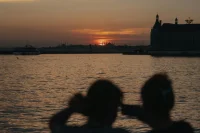 做人不能太好，不想做的事可以拒绝，做不到的事不用勉强，不喜欢的话假装没听见，你的人生不是用来讨好所有人，而是用来善待自己的。如果要别人说你好，需要用委屈求全和忍让宽容为代价，这样的好我宁愿不要。如果善良得不到尊重，解决人间关系最直接的方法就是翻脸。配图