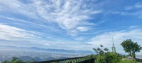學會與自己和解，接受自己的不完美，接受人生的無常。在自己的世界里獨善其身，在別人的世界順其自然。
