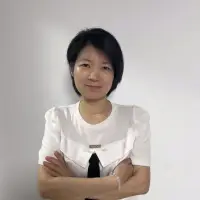 自我认同：揭开强迫性重复的真相

为什么一个人会不断重复不幸？其实，是因为他把自己认同为某种特定类型的人。

乍一听，谁会心甘情愿认同自己是个“不幸”的人呢？但实际上，“不幸”可能换了个“马甲”出现，比如“怀才不遇”“好人没好报”等。这背后，其实藏着个人想要认同的正面自我形象。

那些觉得自己“怀才不遇”的人，往往珍视自己身上的理想主义光芒，他们认为自己有能力、有底线，只是暂时未被赏识。而一旦认同了这种“怀才不遇”的设定，他们在生活中就会不自觉地减少主动向他人推销自己、争取机会的行为，从而陷入一种恶性循环。

还有把自己认同为“好人”的人，他们秉持着善良的本心，不愿为了自身利益据理力争。然而，这种善良在某些情境下可能被误解或利用，使他们更容易遭遇那些变本加厉“欺负”他们的“坏人”。

这一切并非命运的捉弄，而是一种“自证”。当一个人把自己置于某种位置时，自然就容易收获与之对应的结果。即便抛开无意识的解释，强迫性重复也可以看作是自我认同带来的附加后果。配图