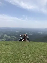 當夫妻關系遭遇挑戰，如何減少對孩子的傷害？

在一個家庭中，當夫妻關系發生矛盾，遭遇挑戰時，應盡量保護孩子不受傷害才是重點。

在一個家庭，當夫妻間出現矛盾沖突時，需要保持邊界意識，努力不讓家庭氣氛受到負面影響。更重要的是，要有意識地主動培養孩子的邊界感，讓孩子遠離大人之間的矛盾，而不是依賴孩子來解決或緩和夫妻之間的任何問題。

父母要成為孩子的“情緒守護者”，用日常細節傳遞安全感。設立“家庭平靜角落”：在家里布置一個溫馨的小角落，放上孩子喜歡的玩具和書籍，告訴他這是我們的“避風港”。讓孩子在這里感受到平靜與安心。

保持日常習慣：即使心情再糟，也要努力維持孩子的日常作息，比如陪孩子玩親子游戲或講睡前故事等。這些小事能給孩子帶來穩定的安全感，讓他們知道，無論父母之間發生了什么，對他們的愛永遠不會改變。

溝通是解決問題的關鍵，也是保護孩子不受傷害的重要一環。在夫妻矛盾中，保持冷靜和理性的溝通，是給予孩子最好的示范。

真正美好的婚姻關系是雙方共同的修行。父母需要為自己負責，也要為夫妻關系負責。任何時候，都不應將孩子置于有問題的夫妻關系之中，更不能讓孩子為夫妻間的選擇“背鍋”。

～～～親密關系心理學小筆記～～～配圖
