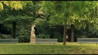 婚姻中的沖突：冷戰絕非解藥，愛與尊嚴才是答案

當婚姻陷入沖突，許多人習慣選擇冷戰，以為沉默能冷卻矛盾。但事實是：冷戰從來不是解決婚姻問題的有效途徑，它只是將問題暫時冷凍，卻可能讓裂痕在沉默中不斷加深。

婚姻需要雙向奔赴，而非單方面忍耐

如果一個男人的心已經游離于家庭之外，對妻子的需求視而不見，這樣的婚姻或許需要重新審視。

真正的愛不是勉強維持，而是彼此用心經營。我們當然提倡在婚姻中保持包容——但這包容必須建立在相互尊重的基礎上。

沒有自尊的愛是消耗，失去底線的妥協是慢性自殺。當婚姻只剩下指責、冷漠或無盡的沉默時，及時止損或許是對自己最大的溫柔。

冷戰：飲鴆止渴的解決方式

冷戰看似避免了正面沖突，實則后患無窮：??
它用沉默代替溝通，讓誤解像雪球般越滾越大；??
它用冷漠掩飾傷痛，讓情感在無休止的拉鋸戰中逐漸枯萎；??
它用拖延逃避問題，最終可能讓婚姻積重難返。??

婚姻不是戰場，不需要分出勝負；婚姻更不是冷宮，不該用沉默代替對話。

～～～親密關系心理學小筆記～～～配圖