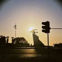 為什么越來越多的女性不愿意走進婚姻？

在現實生活中，不管男女雙方對婚姻的說法是否合理，但女性越來越不愿意走進婚姻，確實是一個真實的現狀。

女性不愿意走進婚姻的原因：有對美好愛情的期待值過高；還有經歷過渣男、渣夫后產生的偏見心理；更有女性自身的認知覺醒能力提高和社會觀念的轉變。

尤其社會觀念的轉變是影響女性婚姻觀念的重要因素之一。隨著社會的進步和發展，女性逐漸擺脫了傳統的束縛和限制，開始追求獨立和平等的生活。她們不再將婚姻視為唯一的人生目標，而是更加注重自我實現和個人成長。這種觀念的轉變使得女性對婚姻產生了更加理性和謹慎的態度。

那么，女性應該如何看待婚姻問題呢？

其實，走入真正的婚姻需要明白一個重點：那就是男女雙方都要踐行包容的本質體現，當然這里的包容是有底線的包容，不是無條件啥事兒都包容的誤區。對待愛情需要有平常心，生活中的愛情有爭吵、欺騙、背叛，難免讓人心碎。但這是愛情婚姻的真相之一。

所以，我們要學會客觀地去看待愛情，用一顆平常心去看待愛情。我們的心態平和了，也就能夠接受愛情的反復無常，愛情的平淡無奇，愛情的風風雨雨。

當我們看待愛情的角度變了，我們就能夠接受愛情的無常，用平常心去對待，相信愛情可遇但不強求。就像強扭的瓜不甜，強求的愛更不甜，甚至還無比苦澀。


～～～親密關系心理學小筆記～～～配圖