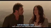 有距离的爱，让亲密关系更持久

其实经营亲密关系和经营爱是我们人生的重大课题之一，“距离产生美”相信大家都能理解。在亲密关系中，同样需要保持一定的距离，保持距离不仅不会影响感情，反而能够让感情更加稳固，生活更加和谐。那我们要如何才能做到呢？

首先，尊重彼此的独立性。给对方独立是对亲密关系的一种大考验。我们在经历了热恋期之后，过度的关注和亲密容易给对方带来压力，产生反感。因为每个人都是独立的个体，可能你的关注点和他的喜好不太相同，也并不是所有的事情，都要两个人一起做。所以，保留一些独立的个人空间，可能是爱人之间和谐相处的关键。

给爱留白：懂得给对方留有一定的空间，有些事可以不必追问到底，有些话不必句句计较。学会“适时放手”不要试图掌控伴侣的一切，给彼此留有一定的空间和自由。比如，不对伴侣的每一件私事都过问，伴侣的工作社交活动少一些干涉等。


其次，用情别太满，80度的爱更持久

爱情就像抓在手里的一把沙子，抓得越紧，手里的沙子反而越来越少。过分热情地投入在一段亲密关系中，可能会让对方害怕而慢慢远离你，因为每个人都想有一些属于自己的自由空间。所以，适度地把爱的热度降低一点，这样对方反而会在情感上对你多一些依赖。


创造“专属空间”为伴侣打造一个属于自己的“洞穴”：比如书房、工作室或游戏室，让伴侣双方可以在各自的空间里，放松身心不被打扰，做自己喜欢的事情。


还有，家庭不是全部，你需要有自己的社交圈

当一部分女子整日都围着丈夫、孩子和家务活儿转圈的时候，她们会慢慢失去自我。因为在家庭婚姻中难免有委屈、困惑和日常平淡的琐碎等，这时，如果能有几个真心的朋友和我们拉拉家常，说说心事，我们的情绪和烦恼就有了倾诉的出口，心里会舒服很多。所以，要时常和自己的好朋友保持联络，不放弃自己原有的社交圈。


亲密关系需要经营，而保持适度的距离是经营的关键之一。给爱留白，理解差异，尊重彼此，才能让爱情之火长久燃烧，让亲密关系更加和谐美满。

相信只要我们用心付出、勇敢追求、不断学习和成长，我们一定能够找到属于自己的幸福和亲密的力量。

~~~亲密关系心理学小笔记~~~