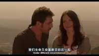 有距离的爱，让亲密关系更持久

其实经营亲密关系和经营爱是我们人生的重大课题之一，“距离产生美”相信大家都能理解。在亲密关系中，同样需要保持一定的距离，保持距离不仅不会影响感情，反而能够让感情更加稳固，生活更加和谐。那我们要如何才能做到呢？

首先，尊重彼此的独立性。给对方独立是对亲密关系的一种大考验。我们在经历了热恋期之后，过度的关注和亲密容易给对方带来压力，产生反感。因为每个人都是独立的个体，可能你的关注点和他的喜好不太相同，也并不是所有的事情，都要两个人一起做。所以，保留一些独立的个人空间，可能是爱人之间和谐相处的关键。

给爱留白：懂得给对方留有一定的空间，有些事可以不必追问到底，有些话不必句句计较。学会“适时放手”不要试图掌控伴侣的一切，给彼此留有一定的空间和自由。比如，不对伴侣的每一件私事都过问，伴侣的工作社交活动少一些干涉等。


其次，用情别太满，80度的爱更持久

爱情就像抓在手里的一把沙子，抓得越紧，手里的沙子反而越来越少。过分热情地投入在一段亲密关系中，可能会让对方害怕而慢慢远离你，因为每个人都想有一些属于自己的自由空间。所以，适度地把爱的热度降低一点，这样对方反而会在情感上对你多一些依赖。


创造“专属空间”为伴侣打造一个属于自己的“洞穴”：比如书房、工作室或游戏室，让伴侣双方可以在各自的空间里，放松身心不被打扰，做自己喜欢的事情。


还有，家庭不是全部，你需要有自己的社交圈

当一部分女子整日都围着丈夫、孩子和家务活儿转圈的时候，她们会慢慢失去自我。因为在家庭婚姻中难免有委屈、困惑和日常平淡的琐碎等，这时，如果能有几个真心的朋友和我们拉拉家常，说说心事，我们的情绪和烦恼就有了倾诉的出口，心里会舒服很多。所以，要时常和自己的好朋友保持联络，不放弃自己原有的社交圈。


亲密关系需要经营，而保持适度的距离是经营的关键之一。给爱留白，理解差异，尊重彼此，才能让爱情之火长久燃烧，让亲密关系更加和谐美满。

相信只要我们用心付出、勇敢追求、不断学习和成长，我们一定能够找到属于自己的幸福和亲密的力量。

~~~亲密关系心理学小笔记~~~