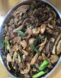 一個人和自己相處得越好，快樂指數越高，情緒也會更加穩定，因為你的開心是在自己這里，而不是在他人身上，這種開心是完全由自己說了算的。

《無用之美》一林曦配圖