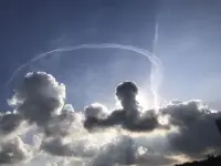 為什么狹隘的思維認(rèn)知會(huì)導(dǎo)致婚姻失控？

今天，我們來(lái)了解一下什么是婚姻中的狹隘思維認(rèn)知。不管是否處在婚姻中，都希望您能有所收獲或啟發(fā)。

首先，狹隘的思維認(rèn)知可能導(dǎo)致婚姻出現(xiàn)空箱狀態(tài)。在這種狀態(tài)下，有些人可能會(huì)為了家庭、為了愛(ài)情而不斷付出，但卻忽視了自我關(guān)愛(ài)和成長(zhǎng)。這樣的狀態(tài)讓他們感到自己孤獨(dú)和無(wú)助，像一個(gè)被掏空的箱子，只有空洞和虛無(wú)，這也會(huì)慢慢磨滅掉我們對(duì)生活的熱愛(ài)和激情。

其次，狹隘的思維認(rèn)知還可能導(dǎo)致婚姻出現(xiàn)噬心狀態(tài)。當(dāng)人們的思維受到局限時(shí)，他們可能會(huì)對(duì)伴侶的行為和態(tài)度產(chǎn)生誤解和偏見(jiàn)。這些誤解和偏見(jiàn)可能會(huì)讓他們陷入痛苦和絕望之中，無(wú)法自拔。他們可能會(huì)感到被背叛、被拋棄、被傷害，甚至產(chǎn)生絕望的念頭。這樣的狀態(tài)很可能對(duì)他們的身心健康造成極大的傷害，也會(huì)失去對(duì)婚姻的信心和期望。

最后，狹隘的思維認(rèn)知還可能導(dǎo)致婚姻出現(xiàn)守望狀態(tài)。很多人可能會(huì)默默承受著痛苦和不幸，卻不敢或不愿改變現(xiàn)狀。她們可能會(huì)覺(jué)得自己已經(jīng)付出了太多，無(wú)法再承受更多的痛苦和失望。然而，這樣的狀態(tài)只會(huì)讓人更加痛苦和無(wú)助，無(wú)法找到出路和希望。

~~~親密關(guān)系心理學(xué)小筆記~~~配圖