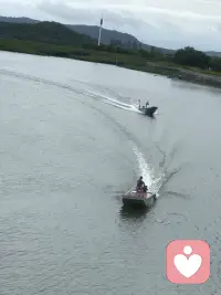 自我演化：从自恋到自我的成长之路（一）

我们为何总觉得自己与众不同？

自我是个抽象的概念，但若用自恋来类比，或许更容易理解——我们都曾或多或少活在一种以自我为中心的状态里。但成长，本质上是一个逐渐摆脱原始自恋、建立健康自我的过程。  

心理学家科胡特提出，人的心理发展依赖于三种核心的自体客体需求。（“客体”跟主体相对应。主体“我”就是自己的主观体验，而存在于“我”之外的人事物就是客体。）这些需求从婴儿期开始，贯穿一生，若能被满足，我们便能逐步构建稳定的自尊与真实的关系；若长期缺失，则可能陷入僵化的自恋或关系困境。  

第一种核心演化：镜像需求——我的存在，值得被看见吗？

人类最早的自恋需求，藏在婴儿第一次因微笑获得父母回应的时刻。科胡特称之为“镜像需求”：我们需要通过他人的反馈，确认自己的价值与能力——就像照镜子一样，他人的眼神与回应，让我们感知到我很好我值得被爱。  

镜像需求的本质：被积极看见的渴望

婴儿时期，当孩子摇摇晃晃迈出第一步时，最需要的不是物质满足，而是父母充满欣喜的眼神：宝宝真棒！这简单的肯定，让孩子确信自己的探索与尝试是有意义的——这种被认可的体验，会成为孩子未来自尊与自信的基石。  

成年后，类似的场景依然常见：当你熬夜完成一个项目，兴奋地与伴侣分享时，若对方放下手机，认真地说：这太不容易了，你做得真出色！ 这一刻的真诚赞赏，就像儿时的那面镜子，让你感受到自己的努力被重视，进而强化我是能干的的核心信念。反之，若回应是敷衍或贬低，你的自我价值感可能会瞬间崩塌——这正是镜像需求未被满足的痛感。  

未满足的镜像需求：被困在巨婴状态的自恋者

有些人虽然生理上成年，心理却停留在原始自恋阶段：他们极度需要外界的赞美与关注，却从不考虑他人的感受；认为别人的付出是理所当然，自己的需求必须立刻被满足。这类人常被称为巨婴——表面上他们是成人，内核却仍像婴儿般渴望无条件的镜像回应。  

更深层的问题在于：他们的客体关系本质上是利用型的——你是为我服务的，你需要主动满足我。这种思维会导致人际关系沦为索取与消耗：他们难以共情他人，也不愿主动给予支持；遇到挫折时，要么归咎于环境（别人都不懂我），要么陷入自我怀疑（我果然不够好）。  

～～～心理学笔记～～～

未完待续