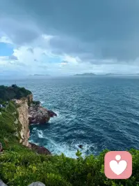 自我演化：認識“我”和我的關系，從“自戀”到“自我”的成長之路（三）??

?三、孿生需求：在“我們一樣”的共鳴里，錨定自我的歸屬感??

人天生需要一種確認——確認自己并非孤立存在，而是與他人共享著某種相似性、共鳴感與深層連接。這種需求，在心理學中被稱作“孿生需求”，它是自體（即作為主體的“我”）發展過程中至關重要的心理動力：我們需要體驗到”你和我是一樣的”，通過與他人建立相似性的聯結，進而形成穩定的歸屬感與自我連續性。??

簡單來說，孿生需求回答的是“我在群體中是否被看見、被認同”的基礎命題。當我們感受到他人與自己有共同的情感節奏、興趣方向或生命體驗時，那種“我們是一類人”的默契，會像一根隱形的線，把零散的自我碎片串聯起來，讓我們確信“這就是我該屬于的地方”，最終滋養出更堅韌的自我認同。??

它的良性發展會帶來什么？是自然生長出的社會技能——因為我們懂得如何識別同類、回應共鳴；是發自內心的歸屬感——不再需要刻意討好或偽裝來融入群體；是共情能力的提升——因為理解”我們一樣”，所以能更敏銳地感知他人的情緒與需求。??

這種需求貫穿生命始終，且在不同階段有著不同的表現形式：??

首先是兒童期，兩個小孩并排搭積木，可能全程沒有太多語言交流，但他們會下意識靠近彼此，偶爾抬頭看一眼對方的進度，又繼續低頭專注。這種無需言語的“我們在一起”的默契，就是最原始的孿生需求滿足。他們通過彼此的存在，確認”我不是一個人在玩”，進而感受到安全的陪伴與歸屬。??

再到成年期：當你加入一個新的興趣小組（比如攝影圈、合唱團、繪畫班等），第一次分享自己拍攝時對某個鏡頭參數的執著，或是畫一幅畫時反復修改的糾結，立刻有人接話：“我也總為這個調參數頭疼！”“你改的那幾筆真的讓畫面活起來了！”那一刻，你會突然放松下來，心里涌起“我終于找到組織了”的溫暖。這些與你共享熱愛、理解你“小眾堅持”的伙伴，正是通過“相似性”滿足了你的孿生自體客體需求——他們讓你確信，自己的熱愛與特質是被接納的，從而更坦然地做自己。??

但現實中，并非所有人都能順利滿足這一需求。那些看似“自信爆棚”的人，未必擁有真正穩定的自我。比如，有些人對“我是誰”缺乏清晰的認知，他們的自我價值感過度依賴外界評價——表面上可能表現為“我什么都行”的強硬，可一旦聽到否定（比如“你這件事做得不夠好”），便會瞬間暴怒：“你說我不行？那你上配圖