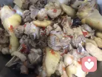 在情緒褶皺里種花：職場際遇中的自我修行手記

今夜，一陣風夾雨吹濕了窗簾，又是被忙碌浸透的一天。朋友肖章突然投來情緒不穩定的的碎片。

肖章因工作上的一點小疏忽，被上級領導以講道理的方式“修理一小時”。不解決實際問題，也沒有明確的思路。這種居高臨下的姿態就像一條深溝，不免讓肖章感到失望和無奈。他曾以為對方德高望重，是一位謙和的長輩，如今方見人性棱鏡的多面折射。算了，就把這種自我認知偏差當作成長的墊腳石。職場本就是戴著面具的叢林，而我們要勇于面對不同的面具人。

看著領導發來的一大堆文字游戲，屏幕上跳動的字符忽然化作年輕氣盛的痕跡。那些脫韁的憤怒，何嘗不是一種無能？肖章望著屏幕突然有一種釋懷，心想，領導真可憐……

這職場日常的小插曲，讓肖章在情緒的荊棘叢中采擷到了清醒的花朵。??
用閱讀筑成隨身攜帶的避難所，在文字里安放搖晃的靈魂??。

以感恩之心澆灌每份際遇，包括那些刺痛皮膚的荊棘?。

承認自己的局限和不完美并不是妥協，而是向上生長的年輪印記。

在職場感到失落像一杯涼透的茶，卻讓人嘗出生活的本真況味。也許時間會將今日的棱角磨成溫潤的白玉。畢竟，所有經歷都是生命的刻刀，在我們靈魂的畫布上勾勒出更深邃的風景。

職場能讓我們變得更成熟，但成熟并不是圓滑，而是在認清生活的真相后，依然保留內心的堅守和信念。配圖