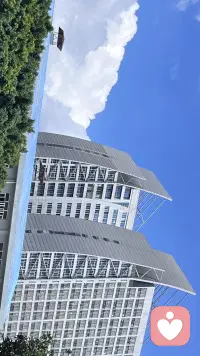 在情緒褶皺里種花：職場際遇中的自我修行手記

今夜，一陣風夾雨吹濕了窗簾，又是被忙碌浸透的一天。朋友肖章突然投來情緒不穩定的的碎片。

肖章因工作上的一點小疏忽，被上級領導以講道理的方式“修理一小時”。不解決實際問題，也沒有明確的思路。這種居高臨下的姿態就像一條深溝，不免讓肖章感到失望和無奈。他曾以為對方德高望重，是一位謙和的長輩，如今方見人性棱鏡的多面折射。算了，就把這種自我認知偏差當作成長的墊腳石。職場本就是戴著面具的叢林，而我們要勇于面對不同的面具人。

看著領導發來的一大堆文字游戲，屏幕上跳動的字符忽然化作年輕氣盛的痕跡。那些脫韁的憤怒，何嘗不是一種無能？肖章望著屏幕突然有一種釋懷，心想，領導真可憐……

這職場日常的小插曲，讓肖章在情緒的荊棘叢中采擷到了清醒的花朵。??
用閱讀筑成隨身攜帶的避難所，在文字里安放搖晃的靈魂??。

以感恩之心澆灌每份際遇，包括那些刺痛皮膚的荊棘?。

承認自己的局限和不完美并不是妥協，而是向上生長的年輪印記。

在職場感到失落像一杯涼透的茶，卻讓人嘗出生活的本真況味。也許時間會將今日的棱角磨成溫潤的白玉。畢竟，所有經歷都是生命的刻刀，在我們靈魂的畫布上勾勒出更深邃的風景。

職場能讓我們變得更成熟，但成熟并不是圓滑，而是在認清生活的真相后，依然保留內心的堅守和信念。配圖