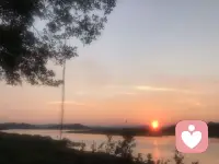 認知能力的限制，決定了一個人能理解什么樣的道德觀念。??

如果一個人只能理解“法律必須遵守”（第4階段），你和他談“專利權(quán)是否合理”，他可能無法理解，只會認為你在為偷竊辯護。??

如果一個人只能看到“藥劑師黑心”，他可能不會思考“法律為何保護知識產(chǎn)權(quán)”。??

因為這六個階段，每個階段都有一個思維方式上的“天花板”。很多道德判斷的背后，受限于認知能力的發(fā)展。當一個孩子處在第一、第二階段時，他沒有能力加工“道德”這樣抽象的概念。你苦口婆心地教一個兩三歲的小孩去理解媽媽的想法，他根本聽不懂，他能聽懂的只是“我做這件事，就會被懲罰”。這就是他認知能力的上限。

你跟一個小學(xué)生講，不能打人，別人會疼，他能理解，因為他知道“疼”是什么感覺。但如果你講的是，不能打人，因為打人是野蠻的，他就似懂非懂。因為野蠻是一個抽象的道德概念，他并沒有抽象加工的能力，這對他來說超綱了。也許他就會把這句話理解成：只要我打人，別人就會打我。

按照科爾伯格的道德發(fā)展階段，每次演化到下一個階段，我們才會對應(yīng)發(fā)展出加工更高一級“概念”的能力。

比如說從第四階段開始，一個人才能加工來自“社會”的道德、規(guī)則、法律，這不是因為思想覺悟提高了，而是他終于能在頭腦中表征出更抽象的群體，也就是“社會”整體的利益。

所以，一個人道德演化的背后，不是他的某種“品質(zhì)”在越變越好，而是認知能力越來越強。只有當我們演化到某個階段，才能具備這個階段的道德。

理解道德演化這個過程，對我們的生活有什么意義呢？

作者認為最大的好處是，它至少能減少生活中80%的無效爭論。因為認知能力的發(fā)展，決定了我們道德生活和倫理思辨的深度。

我們經(jīng)?？吹骄W(wǎng)上兩派對立吵架，試圖說服跟自己意見不同的人：比如高鐵上該不該讓座啊，該不該讓企業(yè)家賺大錢啊，不喜歡的人出了事，我能不能表達高興，等等。

遇到不同聲音，“這個人很壞”是我們立刻能想到的反駁，如果我們想一想，對方得出的不同結(jié)論，會不會只是他們的思考層級不一樣呢？

作為成年人，如果一門心思只奉行自己心中的道德，在上面的故事中可能就會說：藥劑師就是黑心商人，海因茨偷這種人就是替天行道。這時如果跟他討論專利權(quán)的價值，他根本聽不懂，只會覺得你站在了道德的對立面，你也是壞人。配圖