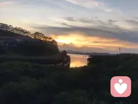 038｜成年“被定義的時(shí)刻”：如何從量變邁向質(zhì)變？

在現(xiàn)實(shí)生活中，當(dāng)我們邁入成年階段，常常會(huì)采用一種看似簡(jiǎn)單甚至有些粗暴，但卻極為有效的方法——人為地劃定一條界限。

比如，法律規(guī)定年滿18歲即為成年人，從此享有相應(yīng)的權(quán)利，也需承擔(dān)相應(yīng)的義務(wù)。然而，一個(gè)剛滿18歲的人，與他17歲零364天時(shí)相比，真的有本質(zhì)上的不同嗎？其實(shí)并沒有。唯一的變化，是法律在這一天為他劃下了一道線：“昨天不算，今天才算。”

這種人為定義的界限，正是人類社會(huì)推動(dòng)個(gè)體成長(zhǎng)的重要方式。接下來，我們探討儀式對(duì)于個(gè)人成長(zhǎng)與轉(zhuǎn)變的影響。

用儀式定義新的穩(wěn)態(tài)

成長(zhǎng)的道路從來不是一帆風(fēng)順的。在這個(gè)過程中，我們可能會(huì)經(jīng)歷自我懷疑，害怕辜負(fù)他人的期待，甚至對(duì)即將到來的新角色感到不安。但請(qǐng)記住，“沒準(zhǔn)備好”往往并不是因?yàn)槟芰Σ蛔悖且驗(yàn)槲覀冋龔囊堰m應(yīng)的舒適區(qū)，試圖邁入一個(gè)尚未習(xí)慣的新狀態(tài)。

這種切換必然伴隨著不適，而成長(zhǎng)，正是在逐步適應(yīng)這些不適的過程中實(shí)現(xiàn)的。但如果我們總是因擔(dān)憂而駐足于熟悉的舊穩(wěn)態(tài)，那么改變就會(huì)變得遙遙無期。

這正是“儀式感存在的意義”。無論是成人禮、畢業(yè)典禮、婚禮，還是其他重要的過渡儀式，儀式越是莊重，我們投入的情感與意義就越深，它所象征的轉(zhuǎn)變也就越具有分量。它標(biāo)志著：在經(jīng)歷了長(zhǎng)期的量變積累后，從這一天起，這個(gè)人、這段關(guān)系、這個(gè)身份，將發(fā)生“質(zhì)”的躍遷。用儀式去標(biāo)記質(zhì)變，然后開始慢慢接受作為成年人轉(zhuǎn)變的事實(shí)。

用儀式推動(dòng)改變

理解了儀式背后的心理與行為機(jī)制，我們就可以有意識(shí)地在生活中運(yùn)用它，從而更有效地推動(dòng)自身或他人的改變。

改變，很少是自然而然、水到渠成的。更多時(shí)候，它停滯不前——我們雖有改變的意愿，卻又因?qū)ξ粗目謶郑桓逸p易脫離已有的穩(wěn)定狀態(tài)。此時(shí)，儀式就成為了一劑強(qiáng)有力的催化劑。

無論是歡迎新成員的儀式、慶祝個(gè)人成長(zhǎng)的儀式、正式任職的儀式，還是修復(fù)關(guān)系的和解儀式，都可以成為生活中的重要節(jié)點(diǎn)。通過這種“鄭重其事的形式感”，我們?yōu)楸舜恕樽约簞澇鲆坏狼逦男陆缦蕖?
一旦我們?cè)谡J(rèn)知層面上做出了“這是新的開始”的區(qū)分，實(shí)質(zhì)性的改變便會(huì)自然而然地發(fā)生。

到這里，如果只記住一句話，那就是：儀式，是量變通向質(zhì)變的橋梁。

不要害怕改變，也不要畏懼新的穩(wěn)態(tài)。給自己一個(gè)儀式，給改變一個(gè)契機(jī)，讓質(zhì)變，真正發(fā)生。

～～心理學(xué)筆記～～配圖