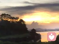 038｜成年“被定義的時(shí)刻”：如何從量變邁向質(zhì)變？

在現(xiàn)實(shí)生活中，當(dāng)我們邁入成年階段，常常會(huì)采用一種看似簡(jiǎn)單甚至有些粗暴，但卻極為有效的方法——人為地劃定一條界限。

比如，法律規(guī)定年滿18歲即為成年人，從此享有相應(yīng)的權(quán)利，也需承擔(dān)相應(yīng)的義務(wù)。然而，一個(gè)剛滿18歲的人，與他17歲零364天時(shí)相比，真的有本質(zhì)上的不同嗎？其實(shí)并沒有。唯一的變化，是法律在這一天為他劃下了一道線：“昨天不算，今天才算。”

這種人為定義的界限，正是人類社會(huì)推動(dòng)個(gè)體成長(zhǎng)的重要方式。接下來，我們探討儀式對(duì)于個(gè)人成長(zhǎng)與轉(zhuǎn)變的影響。

用儀式定義新的穩(wěn)態(tài)

成長(zhǎng)的道路從來不是一帆風(fēng)順的。在這個(gè)過程中，我們可能會(huì)經(jīng)歷自我懷疑，害怕辜負(fù)他人的期待，甚至對(duì)即將到來的新角色感到不安。但請(qǐng)記住，“沒準(zhǔn)備好”往往并不是因?yàn)槟芰Σ蛔悖且驗(yàn)槲覀冋龔囊堰m應(yīng)的舒適區(qū)，試圖邁入一個(gè)尚未習(xí)慣的新狀態(tài)。

這種切換必然伴隨著不適，而成長(zhǎng)，正是在逐步適應(yīng)這些不適的過程中實(shí)現(xiàn)的。但如果我們總是因擔(dān)憂而駐足于熟悉的舊穩(wěn)態(tài)，那么改變就會(huì)變得遙遙無期。

這正是“儀式感存在的意義”。無論是成人禮、畢業(yè)典禮、婚禮，還是其他重要的過渡儀式，儀式越是莊重，我們投入的情感與意義就越深，它所象征的轉(zhuǎn)變也就越具有分量。它標(biāo)志著：在經(jīng)歷了長(zhǎng)期的量變積累后，從這一天起，這個(gè)人、這段關(guān)系、這個(gè)身份，將發(fā)生“質(zhì)”的躍遷。用儀式去標(biāo)記質(zhì)變，然后開始慢慢接受作為成年人轉(zhuǎn)變的事實(shí)。

用儀式推動(dòng)改變

理解了儀式背后的心理與行為機(jī)制，我們就可以有意識(shí)地在生活中運(yùn)用它，從而更有效地推動(dòng)自身或他人的改變。

改變，很少是自然而然、水到渠成的。更多時(shí)候，它停滯不前——我們雖有改變的意愿，卻又因?qū)ξ粗目謶郑桓逸p易脫離已有的穩(wěn)定狀態(tài)。此時(shí)，儀式就成為了一劑強(qiáng)有力的催化劑。

無論是歡迎新成員的儀式、慶祝個(gè)人成長(zhǎng)的儀式、正式任職的儀式，還是修復(fù)關(guān)系的和解儀式，都可以成為生活中的重要節(jié)點(diǎn)。通過這種“鄭重其事的形式感”，我們?yōu)楸舜恕樽约簞澇鲆坏狼逦男陆缦蕖?
一旦我們?cè)谡J(rèn)知層面上做出了“這是新的開始”的區(qū)分，實(shí)質(zhì)性的改變便會(huì)自然而然地發(fā)生。

到這里，如果只記住一句話，那就是：儀式，是量變通向質(zhì)變的橋梁。

不要害怕改變，也不要畏懼新的穩(wěn)態(tài)。給自己一個(gè)儀式，給改變一個(gè)契機(jī)，讓質(zhì)變，真正發(fā)生。

～～心理學(xué)筆記～～配圖