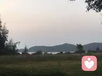 情緒減負指南：從內(nèi)耗到自洽的5個妙招

1.?停止“猜心游戲”：直接表達，是對彼此的尊重

不必期待他人精準捕捉你的情緒，也無需強行解讀他人的沉默——猜中情緒本就是小概率事件。與其讓“他應該懂我”的執(zhí)念心生委屈，不如清晰說出需求與感受：“我現(xiàn)在需要安靜”“這件事讓我有些壓力”。直接溝通，既減少誤解，也讓關(guān)系更松弛。??

?2.?課題分離：他人的情緒，是他人的課題

面對他人的情緒波動，先在心里劃一道線：“這是他的課題，我可以選擇傾聽或安慰，但無需為他的情緒負責。”不必因?qū)Ψ降慕箲]、憤怒而自我責怪，更不必用“我必須讓他開心”綁架自己。健康的關(guān)心是“我愿意陪你”，而非“我必須為你的情緒兜底”。??

3.?拒絕不是傷害，是守護關(guān)系的底線
??
好的關(guān)系從不是單方面的犧牲換來的。當對方以“為你好”為名強求你妥協(xié)（比如過度占用時間、忽視你的意愿或選擇），請正視內(nèi)心“我不愿意”的真實感受，坦然說“不”。真正的聯(lián)結(jié)，經(jīng)得起“我有邊界”的坦誠，輸不起“我勉強自己”的內(nèi)耗。??

4.?用“我”開頭說話：鎖定感受，守住邊界

表達想法、需求時，試著多使用“我感到…”“我需要…”“我認為…”的句式。這不僅能避免指責性的“你”字句引發(fā)的對抗，更能幫你聚焦自身感受，強化“我的情緒由我定義”的主體意識——邊界感的本質(zhì)，是先看見并尊重自己的需求。??

?5.?邊界是軟尺，不是硬墻

情緒邊界從不是冷漠的盾牌，而是動態(tài)調(diào)節(jié)的內(nèi)心標尺：它能幫我們在疲憊時勇敢說“我需要空間”，也能在重要時刻放下防備深度聯(lián)結(jié)。真正的穩(wěn)定，是允許自己“有時靠近，有時保持距離”，在靈活中維持內(nèi)心的平衡與自由。??

《如何做一個情緒穩(wěn)定的成年人》———學習筆記配圖