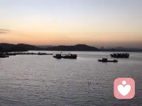 懂得拒絕，才是自愛的開始：邊界三原則教你重建自由呼吸的心理空間

《身體會替你說不：內心隱藏的壓力如何損害健康》這本書里提到一個真相：我們常因不懂拒絕而被迫“妥協”，最終讓身體替我們發出疼痛、焦慮的信號。而真正的自愛，從學會“溫柔而堅定地拒絕”開始——它不是冷漠，而是通過建立清晰的邊界，為自己重建一座能自由呼吸的“心理空間”。??

書中提出的“邊界三原則”，正是幫我們從被動承受轉向主動選擇的三個層次轉變。??


第一重轉變：說“不”，是給心理空間“松綁”，你的需要，和任何人一樣重要。

很多人不敢拒絕，是誤以為“我的需求不如別人重要”“拒絕=傷害關系”。但事實上，你的感受、時間、能量，和他人的需求同等珍貴。你不是任何人的附屬品，不必為了滿足他人而壓縮自己的生存空間。??

說“不”的關鍵，是“溫柔而堅定”。不必尖銳對抗，只需清晰表達：“我明白你很需要，但這次我真的沒辦法幫忙。”真正健康的關系，經得起真誠的拒絕。愛你的人會因理解而靠近，那些因為我們合理說“不”就離開的人，本就不該留在我們的世界里。??

更重要的是，要練習“自我允許”：允許自己做不到完美，允許自己停下來休息，允許把“我”的需求放在優先級。當內心的“必須討好”的包袱逐漸卸下，我們才能騰出手腳，為自己真正想做的事行動。??


第二重轉變：每一次“不”，都是對自我的“賦權”，我在主動選擇，而非被動妥協。

說“不”的意義，遠不止于拒絕一件事。每一次堅定的拒絕，都是在心里刻下一行字：“我可以選擇。”它打破“我只能順從”的思維慣性，讓我們從“被外界推著走”，變成“我主導自己的生活”。??

這種“選擇權”的覺醒，會慢慢滋養出內在的力量。你會發現，拒絕不再艱難，因為它不再是“傷害他人”的負罪感，而是“保護自己”的正當“盾牌”。你在用行動告訴世界：我的邊界不可侵犯，我的生活由我做主。??

《身體會替你說不：內心隱藏的壓力如何損害健康》——學習筆記


未完待續……配圖