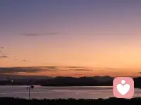 懂得拒絕，才是自愛的開始：邊界三原則教你重建自由呼吸的心理空間

《身體會替你說不：內心隱藏的壓力如何損害健康》這本書里提到一個真相：我們常因不懂拒絕而被迫“妥協”，最終讓身體替我們發出疼痛、焦慮的信號。而真正的自愛，從學會“溫柔而堅定地拒絕”開始——它不是冷漠，而是通過建立清晰的邊界，為自己重建一座能自由呼吸的“心理空間”。??

書中提出的“邊界三原則”，正是幫我們從被動承受轉向主動選擇的三個層次轉變。??


第一重轉變：說“不”，是給心理空間“松綁”，你的需要，和任何人一樣重要。

很多人不敢拒絕，是誤以為“我的需求不如別人重要”“拒絕=傷害關系”。但事實上，你的感受、時間、能量，和他人的需求同等珍貴。你不是任何人的附屬品，不必為了滿足他人而壓縮自己的生存空間。??

說“不”的關鍵，是“溫柔而堅定”。不必尖銳對抗，只需清晰表達：“我明白你很需要，但這次我真的沒辦法幫忙。”真正健康的關系，經得起真誠的拒絕。愛你的人會因理解而靠近，那些因為我們合理說“不”就離開的人，本就不該留在我們的世界里。??

更重要的是，要練習“自我允許”：允許自己做不到完美，允許自己停下來休息，允許把“我”的需求放在優先級。當內心的“必須討好”的包袱逐漸卸下，我們才能騰出手腳，為自己真正想做的事行動。??


第二重轉變：每一次“不”，都是對自我的“賦權”，我在主動選擇，而非被動妥協。

說“不”的意義，遠不止于拒絕一件事。每一次堅定的拒絕，都是在心里刻下一行字：“我可以選擇。”它打破“我只能順從”的思維慣性，讓我們從“被外界推著走”，變成“我主導自己的生活”。??

這種“選擇權”的覺醒，會慢慢滋養出內在的力量。你會發現，拒絕不再艱難，因為它不再是“傷害他人”的負罪感，而是“保護自己”的正當“盾牌”。你在用行動告訴世界：我的邊界不可侵犯，我的生活由我做主。??

《身體會替你說不：內心隱藏的壓力如何損害健康》——學習筆記


未完待續……配圖