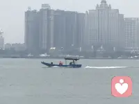 如何重建自由呼吸的心理空間


第三重轉變：遠離“能量黑洞”，為自愛“守界”。你的舒適，比“維持表面和諧”更重要。
 
我們的壓力不僅來自具體的請求，更來自長期消耗的環境：總是否定我們的家人、無限壓榨我們的工作、讓我們陷入內耗的社交……這些“能量黑洞”像無形的手，不斷抽走人們的生命力。  

此時，“拒絕”需要升級為“主動遠離”。不必強求立刻切斷所有消耗源，但可以從小處守護邊界：比如每天留出30分鐘“專屬自我時間”吃零食、發呆、散步、聽音樂，愛干嘛就干嘛，唯一的目標是“讓自己舒服”。  

這不是自私，而是自愛最基本的模樣：你終于學會把“讓自己好起來”放在第一位，而不是靠“犧牲感”維持表面的和諧。  


最后：真正的強大，是聽見身體的“不”并回應它。

當我們開始溫柔而堅定地守護邊界，那些曾通過疼痛、焦慮“吶喊”的身體信號，會逐漸安靜——因為它們知道，你終于聽見了自己的聲音。  

記住：真正的強大，不是從不疲憊，而是懂得在需要時停下；真正的和諧，不是無底線妥協，而是在尊重自己的基礎上與現實世界相處。  

從今天起，允許自己溫柔而堅定地說“不”。這不是冷漠或無情，而是我們對自己的珍視；這不是疏離，更是我們為心靈筑起的溫暖堡壘。  


《身體會替你說不：內心隱藏的壓力如何損害健康》——學習筆記配圖