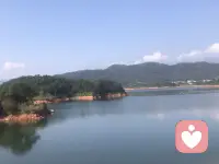 性教育的本质是人格与爱的启蒙

也许大部分家长都知道，青春期是孩子探索自我与世界的关键阶段，伴随生理发育，自慰接触色情信息了解安全套等话题往往成为亲子沟通的敏感区。这时候，家长的应对方式不仅关乎孩子的性健康认知，更影响着他们的人格成长与亲子关系质量。

现在，让我们对性教育多一些正确的了解。

一、性议题的背后，藏着孩子的成长密码  

面对青春期的性相关行为（如自慰、接触网络色情），许多家长容易陷入纠正错误的焦虑，急于说教或禁止。但作者提醒我们：性从来不是孤立的话题，孩子反复查看色情内容，可能是现实中情感联结匮乏的补偿；对自慰的过度羞耻，或许源于家庭中身体隐私与情感接纳的双重缺失；甚至对安全套的好奇，也可能暗含对责任与自我保护的朦胧探索。若仅盯着性本身批判，反而会遮蔽背后的核心需求：孩子是否在家庭中获得了足够的安全感？父母的角色是否完整（如父亲缺位可能导致男孩对性别认同的迷茫）？性教育的前提，是先读懂孩子行为背后的心理诉求。  

 二、早恋不是问题，是成长的信号  

常被家长视为洪水猛兽的早恋，作者重新定义为正常的发展现象。青春期对亲密关系的向往，本质是孩子在练习爱的能力——学习关注他人感受、处理矛盾、建立信任。此时家长的角色不应是拦截者，而应是陪伴者：放下早恋影响学习的刻板标签，用发展的眼光看待孩子的情感需求；尊重其个性与选择（比如，不强行拆散、不贬低对方），同时温和传递如何平衡情感与责任的思考。真正的引导，是让孩子在被接纳中学会对自己的选择负责。  

 三、缓解家长焦虑，是有效沟通的起点  

许多家长对性教育的回避，根源往往是自身的焦虑：担心孩子学坏、害怕自己不懂如何教、恐惧直面性的自然性。作者在书中点破关键：性教育的第一步，是家长先完成对性知识的系统学习与情绪梳理。当我们通过科学资料了解自慰是正常的生理释放色情信息与真实性教育的区别安全套的正确使用是保护而非鼓励等事实，那些因未知产生的恐慌会逐渐消解。情绪稳定后，我们才能以平和的姿态与孩子对话，不是居高临下的教育，而是平等的探讨：你觉得接触这类信息时，哪些部分让你困惑？如果未来遇到需要保护自己或他人的情况，我们可以一起想想办法。  

《重要的性，影响孩子一生》学习笔记配图