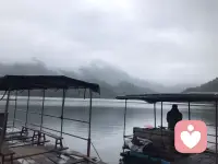 爱发脾气的成年人通往成熟的标志是什么？

——内在小孩：我不会把你留在童年

我们明明已经长大成人，为什么有时候还会无理取闹，像个孩子？

其实，每个人的身体里，都住着一个过去的自己。他或许曾在童年受过委屈，或许曾被忽视冷落。当我们长大成人，虽然外表披上了坚硬的铠甲，但内心的那个角落，依然停留在那个未被安抚的时刻。

有时候，我们发脾气，就是那个内在脆弱的小孩害怕被抛弃，渴望被看见。当现实环境中的一些事情触发了旧日的伤痛，这个内在小孩就会跳出来接管你的身体——让你情绪失控，让你做出冲动幼稚的决定。

就算我们已经成年，内在小孩的渴望，可能还留在过去。它是我们受伤童年的心理映射，时不时会从我们的身体里冒出来，影响我们的情绪、生活和成长。

这时候，我们要勇敢地转身，回到那个孤独的童年现场。不再责怪那个曾经弱小的自己，而是蹲下来，平视他的眼睛。和自己内心深处的小孩进行一场跨越时空的对话，慢慢完成内在脆弱的修补，并且坚定温柔的对自己说：

“谢谢你”：谢谢你没有放弃，支撑我走到今天。
“对不起”：对不起我曾将你独自留在黑暗里。
“请原谅”：原谅我曾经无法为你遮风挡雨。
“我爱你”： 从此以后，我会好好爱你，成为你最坚实的依靠。

所以，我们不要把那个内在小孩留在过去，带着他一起向前走，这才是生命最完整的样子。

～～～心理学笔记～～～配图