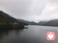 情感勒索：亲密关系中的隐形枷锁（一）

你是否曾在亲密关系中陷入这样的困境？父母以“我都是为你好”为由，逼你放弃喜欢的专业；伴侣用“你不听话就是不爱我”施压，要求你切断所有异性社交；朋友以“这点忙都不帮，还算什么朋友”道德绑架，让你被迫妥协……这些看似“为你好”的操控背后，往往藏着一种隐形的暴力——情感勒索。  

什么是情感勒索？


情感勒索是一种发生在亲密关系（如亲子、伴侣、挚友）中的心理控制行为。施害者通过威胁、贬低、示弱等手段，迫使对方屈从于自己的需求。与金钱勒索不同，情感勒索的核心目标并非物质利益，而是对关注、时间、自由甚至自我意志的绝对掌控。  

它的可怕之处在于“温水煮青蛙”：施害者常以“爱”“责任”“关心”为伪装，让受害者误以为“妥协是维系关系的代价”，却在长期压抑中逐渐失去自我边界。  

情感勒索的“双面面孔”：隐蔽性与复杂性

情感勒索的操控手段千变万化，却总能精准击中人性的弱点。常见的表现形式包括：  

威胁式：直接亮出“底牌”“你要是离开我，我就不活了”“你不听我的话，我们就分手”。

示弱式：用愧疚感绑架“我为你付出这么多，你就不能顺着我一次？”。

道德批判式：站在“正确”的道德高地审判“你太自私了，根本不懂感恩”。

冷暴力式：用沉默或疏远施压“你再这样，我就再也不理你了”。  

更棘手的是，许多勒索者擅长“角色切换”：平时温和体贴，关键时刻突然翻脸；或用“为你好”包装控制欲，让受害者陷入“他是为我好，我是不是太矫情”的自我怀疑。这种“爱与伤害交织”的矛盾，让受害者更难脱身抽离。  

为什么我们会被“套牢”？

情感勒索的本质，是施害者与受害者的“共生循环”：施害者通过操控获得安全感（确认自己“被需要”），受害者因恐惧失去关系、愧疚或自我价值感缺失，选择妥协。双方像陷入“斯德哥尔摩综合征”般，一个愿打一个愿挨。  

但真正的“愿挨”，往往是被操控后的“被动选择”我们可能害怕冲突、渴望被认可，或从小习惯了“讨好型”生存模式。这些深层心理需求，让勒索者轻易抓住你的软肋。  


未完待续……

～～～心理学笔记～～～配图