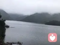 情感勒索：亲密关系中的隐形枷锁（一）

你是否曾在亲密关系中陷入这样的困境？父母以“我都是为你好”为由，逼你放弃喜欢的专业；伴侣用“你不听话就是不爱我”施压，要求你切断所有异性社交；朋友以“这点忙都不帮，还算什么朋友”道德绑架，让你被迫妥协……这些看似“为你好”的操控背后，往往藏着一种隐形的暴力——情感勒索。  

什么是情感勒索？


情感勒索是一种发生在亲密关系（如亲子、伴侣、挚友）中的心理控制行为。施害者通过威胁、贬低、示弱等手段，迫使对方屈从于自己的需求。与金钱勒索不同，情感勒索的核心目标并非物质利益，而是对关注、时间、自由甚至自我意志的绝对掌控。  

它的可怕之处在于“温水煮青蛙”：施害者常以“爱”“责任”“关心”为伪装，让受害者误以为“妥协是维系关系的代价”，却在长期压抑中逐渐失去自我边界。  

情感勒索的“双面面孔”：隐蔽性与复杂性

情感勒索的操控手段千变万化，却总能精准击中人性的弱点。常见的表现形式包括：  

威胁式：直接亮出“底牌”“你要是离开我，我就不活了”“你不听我的话，我们就分手”。

示弱式：用愧疚感绑架“我为你付出这么多，你就不能顺着我一次？”。

道德批判式：站在“正确”的道德高地审判“你太自私了，根本不懂感恩”。

冷暴力式：用沉默或疏远施压“你再这样，我就再也不理你了”。  

更棘手的是，许多勒索者擅长“角色切换”：平时温和体贴，关键时刻突然翻脸；或用“为你好”包装控制欲，让受害者陷入“他是为我好，我是不是太矫情”的自我怀疑。这种“爱与伤害交织”的矛盾，让受害者更难脱身抽离。  

为什么我们会被“套牢”？

情感勒索的本质，是施害者与受害者的“共生循环”：施害者通过操控获得安全感（确认自己“被需要”），受害者因恐惧失去关系、愧疚或自我价值感缺失，选择妥协。双方像陷入“斯德哥尔摩综合征”般，一个愿打一个愿挨。  

但真正的“愿挨”，往往是被操控后的“被动选择”我们可能害怕冲突、渴望被认可，或从小习惯了“讨好型”生存模式。这些深层心理需求，让勒索者轻易抓住你的软肋。  


未完待续……

～～～心理学笔记～～～配图