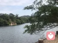 三个关键信号识别情感勒索

接上篇

1. “必须服从”的压力感：当对方的某个要求让你产生“如果不答应，就会失去TA的爱”的强烈焦虑，甚至心跳加速、失眠，这可能是勒索的信号。  

2. “非黑即白”的逻辑陷阱：对方会用极端表述否定你的感受——“你要么听我的，要么就是坏人”“你这么想，说明你根本不在乎我”。  

3. “自我怀疑”的持续消耗：妥协后，我们常陷入“是不是我太敏感？”“我是不是该更懂事？”的内耗，我们并没有感到轻松或被理解。  

打破循环：从“被勒索”到“自救”
 
发现情感勒索的存在，不代表关系“失败”，但需要有清醒的认知：健康的亲密关系，从来不需要以单方面的自我牺牲来维系。想要破局，我们可以尝试：  

设立“情绪边界”：明确告诉对方“我可以理解你的需求，但我有自己的底线”（如“周末我想留两小时独处，这不是拒绝你”）。

拒绝“愧疚绑架”：意识到“我的妥协是出于爱，而非义务”，愧疚感是对方的操控工具，不是你的错。

寻求外部支持：向信任的朋友或心理咨询师倾诉，跳出“当局者迷”的困局，重新客观看待关系。  

亲密关系的终极意义，是两个独立灵魂的相互滋养，而非一方对另一方的完全控制。当我们不再为“被勒索”找借口，不再用妥协换取虚假的安全感，才能真正走出“如来佛的手掌心”，在平等的关系中，找回属于自己的自由与尊严。

～～～心理学笔记～～～配图