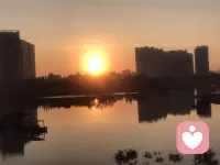 当家庭陷入冲突和矛盾：可能是它进入了新阶段

家庭的生命旅程：理解矛盾与和解的六个阶段

家庭，是我们每个人最初也是最重要的系统。它不仅承载着情感与记忆，也随着时间推移，经历着成长、挑战与变迁。如何理解家庭中的矛盾？又如何走向和解？或许，我们可以从一个经典的理论中找到线索——家庭生命周期。

什么是家庭生命周期？

这一概念由美国人类学家格里克提出，后被家庭治疗领域广泛采用。它认为家庭如同一个有机体，会按照特定规律发展演变。家庭成员个体的变化，与家庭整体的发展阶段密不可分。

家庭的六个阶段

家庭的生命周期大致可分为六个阶段，每个阶段都伴随着独特的任务与挑战：

1. 脱离原生家庭，走向结合

   家庭的起点，是两个心理与生理均成熟的个体，从各自的原生家庭中独立出来。他们开始构建属于自己的情感联结，为建立新家庭做准备。

2. 婚姻契约，建立二元系统

   通过婚姻，两人正式组成家庭。这一阶段需要大量调整：牺牲部分个人自由、重新规划职业与社交，还要在家务、财务、决策权等方面进行磨合。这是从“我”到“我们”的关键转变。

3. 孩子降临，进入三元结构

   孩子的出生打破二人世界的平衡，家庭系统扩展为三元。夫妻成为“育儿队友”，面临经济压力、时间分配、教育观念等新挑战。家庭责任重新划分，模糊地带常常引发矛盾。

4. 中年与青春期，系统再调整

   夫妻步入中年，孩子进入青春期，家庭动力变得复杂而充满张力。若有多名子女，还需协调兄弟姐妹关系。这一阶段的冲突往往更为激烈，考验着家庭的弹性与沟通能力。

5. 孩子离家，面对空巢期

   子女因升学或工作离家，家庭回归二元结构。但此时的二人世界已不同于初建时期，以往被忽略的关系问题可能集中浮现。同时，家庭可能还需应对老人健康问题，步入“中年危机”与“空巢危机”的双重考验。


未完待续……

～～～心理学笔记～～～配图