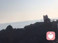 当家庭陷入冲突和矛盾：可能是它进入了新阶段

家庭的生命旅程：理解矛盾与和解的六个阶段

家庭，是我们每个人最初也是最重要的系统。它不仅承载着情感与记忆，也随着时间推移，经历着成长、挑战与变迁。如何理解家庭中的矛盾？又如何走向和解？或许，我们可以从一个经典的理论中找到线索——家庭生命周期。

什么是家庭生命周期？

这一概念由美国人类学家格里克提出，后被家庭治疗领域广泛采用。它认为家庭如同一个有机体，会按照特定规律发展演变。家庭成员个体的变化，与家庭整体的发展阶段密不可分。

家庭的六个阶段

家庭的生命周期大致可分为六个阶段，每个阶段都伴随着独特的任务与挑战：

1. 脱离原生家庭，走向结合

   家庭的起点，是两个心理与生理均成熟的个体，从各自的原生家庭中独立出来。他们开始构建属于自己的情感联结，为建立新家庭做准备。

2. 婚姻契约，建立二元系统

   通过婚姻，两人正式组成家庭。这一阶段需要大量调整：牺牲部分个人自由、重新规划职业与社交，还要在家务、财务、决策权等方面进行磨合。这是从“我”到“我们”的关键转变。

3. 孩子降临，进入三元结构

   孩子的出生打破二人世界的平衡，家庭系统扩展为三元。夫妻成为“育儿队友”，面临经济压力、时间分配、教育观念等新挑战。家庭责任重新划分，模糊地带常常引发矛盾。

4. 中年与青春期，系统再调整

   夫妻步入中年，孩子进入青春期，家庭动力变得复杂而充满张力。若有多名子女，还需协调兄弟姐妹关系。这一阶段的冲突往往更为激烈，考验着家庭的弹性与沟通能力。

5. 孩子离家，面对空巢期

   子女因升学或工作离家，家庭回归二元结构。但此时的二人世界已不同于初建时期，以往被忽略的关系问题可能集中浮现。同时，家庭可能还需应对老人健康问题，步入“中年危机”与“空巢危机”的双重考验。


未完待续……

～～～心理学笔记～～～配图