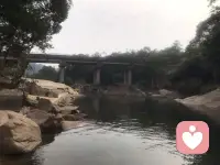 从“管教”到“放手”：破解青春期家庭的三个困局


当家里那个曾经乖巧的宝贝“小豆丁”突然变得爱顶嘴、沉迷手机、拒绝沟通，很多父母会感到措手不及。这不仅仅是孩子的“叛逆”，更是整个家庭系统正在经历一次剧烈的升级模式。

在这个阶段，我们面临的困难往往不是来自外界，而是源于家庭内部的三重枷锁。今天，我们就从心理学的视角，拆解青春期家庭转变的三大核心阻力。

第一重阻力：路径依赖——“为什么以前的方法不管用了？”

在父母的记忆里，青春期似乎总伴随着“叛逆”、“厌学”或“手机成瘾”这些标签。但在心理学看来，这些表象背后的真相只有一个：孩子长大了。

我们人类的大脑天生喜欢省力，习惯沿用过去的成功经验——这就是“路径依赖”。父母下意识地认为：“我当年就是这么管他的，怎么现在不行了？”

这里的关键认知是：十五岁绝对不等于五岁。那个曾经依附于你的小生命，如今正在构建独立的自我。他们不但对一切新事物感到好奇，还渴望探索外面的世界，以及需要强烈的掌控感。如果父母还把他们当成“提线木偶”来管理，冲突便不可避免。

破局之道在于：父母必须主动切断旧有的自动化反应，把自己放在“副驾驶”的位置。承认自己不懂，去学习新的养育逻辑，这是应对孩子青春期的出路之一。


第二重阻力：责任推诿——“明明是他错了，为什么要我改？”

当家庭陷入僵局时，最常见的戏码就是父母之间互相指责：“都是你惯的！”“你什么事都不管！”双方都在拼命证明自己在道理上是“无辜”的，试图把改变的责任甩给对方。

这种对抗的背后，是对“失控”的恐惧。当稳定的家庭结构面临瓦解，人的本能反应是抓住最后一点掌控权——只要证明是对方的错，我就不用改变，我的世界就是安稳的。

但事实上，父母双方没有对错之分。 我们只是停留在了“育儿1.0版本”，而孩子已经升级到了“2.0版本”。在这个阶段，核心议题不再是“谁对谁错”，而是“边界在哪里”：哪些事该交给孩子说了算？父母该如何提供情绪支持？如果孩子的梦想与父母期待不符，该如何和平相处。

真正的矛盾是：谁都不想动。 然而，生活不会为了我们的舒适而暂停。我们必须接受这个不友好的事实：熟悉的模式将慢慢失效，选择改变是首要的任务。

未完待续……

～～～心理学笔记～～～配图