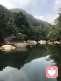 从“管教”到“放手”：破解青春期家庭的三个困局


当家里那个曾经乖巧的宝贝“小豆丁”突然变得爱顶嘴、沉迷手机、拒绝沟通，很多父母会感到措手不及。这不仅仅是孩子的“叛逆”，更是整个家庭系统正在经历一次剧烈的升级模式。

在这个阶段，我们面临的困难往往不是来自外界，而是源于家庭内部的三重枷锁。今天，我们就从心理学的视角，拆解青春期家庭转变的三大核心阻力。

第一重阻力：路径依赖——“为什么以前的方法不管用了？”

在父母的记忆里，青春期似乎总伴随着“叛逆”、“厌学”或“手机成瘾”这些标签。但在心理学看来，这些表象背后的真相只有一个：孩子长大了。

我们人类的大脑天生喜欢省力，习惯沿用过去的成功经验——这就是“路径依赖”。父母下意识地认为：“我当年就是这么管他的，怎么现在不行了？”

这里的关键认知是：十五岁绝对不等于五岁。那个曾经依附于你的小生命，如今正在构建独立的自我。他们不但对一切新事物感到好奇，还渴望探索外面的世界，以及需要强烈的掌控感。如果父母还把他们当成“提线木偶”来管理，冲突便不可避免。

破局之道在于：父母必须主动切断旧有的自动化反应，把自己放在“副驾驶”的位置。承认自己不懂，去学习新的养育逻辑，这是应对孩子青春期的出路之一。


第二重阻力：责任推诿——“明明是他错了，为什么要我改？”

当家庭陷入僵局时，最常见的戏码就是父母之间互相指责：“都是你惯的！”“你什么事都不管！”双方都在拼命证明自己在道理上是“无辜”的，试图把改变的责任甩给对方。

这种对抗的背后，是对“失控”的恐惧。当稳定的家庭结构面临瓦解，人的本能反应是抓住最后一点掌控权——只要证明是对方的错，我就不用改变，我的世界就是安稳的。

但事实上，父母双方没有对错之分。 我们只是停留在了“育儿1.0版本”，而孩子已经升级到了“2.0版本”。在这个阶段，核心议题不再是“谁对谁错”，而是“边界在哪里”：哪些事该交给孩子说了算？父母该如何提供情绪支持？如果孩子的梦想与父母期待不符，该如何和平相处。

真正的矛盾是：谁都不想动。 然而，生活不会为了我们的舒适而暂停。我们必须接受这个不友好的事实：熟悉的模式将慢慢失效，选择改变是首要的任务。

未完待续……

～～～心理学笔记～～～配图