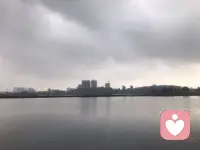 人的本性，是否在呼唤向上生长

——接上篇——

总的来说，马斯洛的需求层次告诉我们：成为更好的自己，远不止于满足生理的匮乏；它源于人内在的发展性需求。成长，往往意味着一次次走出舒适区，在稳定中寻求突破，在联结中获得力量，最终朝着更完整、更真实的自我迈进。

这或许正是我们即使衣食无忧，仍不断前行、探寻意义的内在动力——因为人的本性，始终在呼唤向上生长。

回到最初的问题：为什么吃饱穿暖了还会迷茫？因为我们的大脑习惯性地停留在“匮乏模式”中——总觉得钱不够多、职位不够高、房子不够大。但真正的“更好”，可能并不在于拥有更多，而在于需求层次的跃迁。

@如果你觉得空虚迷茫，可能是因为你在满足完所有匮乏性需求后，还没有找到值得投入热情的“自我实现”目标（梦想）。

～～～心理学笔记～～～配图