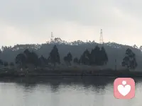 人的本性，是否在呼唤向上生长

——接上篇——

总的来说，马斯洛的需求层次告诉我们：成为更好的自己，远不止于满足生理的匮乏；它源于人内在的发展性需求。成长，往往意味着一次次走出舒适区，在稳定中寻求突破，在联结中获得力量，最终朝着更完整、更真实的自我迈进。

这或许正是我们即使衣食无忧，仍不断前行、探寻意义的内在动力——因为人的本性，始终在呼唤向上生长。

回到最初的问题：为什么吃饱穿暖了还会迷茫？因为我们的大脑习惯性地停留在“匮乏模式”中——总觉得钱不够多、职位不够高、房子不够大。但真正的“更好”，可能并不在于拥有更多，而在于需求层次的跃迁。

@如果你觉得空虚迷茫，可能是因为你在满足完所有匮乏性需求后，还没有找到值得投入热情的“自我实现”目标（梦想）。

～～～心理学笔记～～～配图