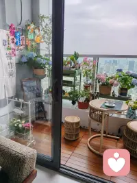 如何搭建从“想”到“做”的有效通路

——接上篇——

三、选择与动机相匹配的环境

动机并非固定不变，它深受环境的影响。肯里克的需求理论指出，我们内心存在多个“次级自我”，不同环境会激活不同的自我，从而影响我们的动机与行为。

比如，在图书馆里，你更容易进入“学习者”模式；而在餐厅里，“满足食欲”的自我则更占上风。就像同一个人，在家庭环境中可能展现“照顾者”的动机，而在工作场合则更关注成就与竞争。

因此，如果你感到缺乏付出行动的动力，或许是因为当前环境未能激发对应需求的那个“自我”。如果你想持续追求事业成长，有机会加入到积极进取的团队或圈子中，那会更自然地激发你的奋斗动机。

总的来说，提升行动力并不是简单地“逼自己努力”，而是系统地设定合理可控的目标、觉察并调动内在动机，以及主动选择或营造能够支持你行动的环境。 当这三者相互呼应，就可能共同搭建起从“想”到“做”的有效通路。

～～～心理学笔记～～～配图