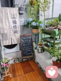 如何搭建从“想”到“做”的有效通路

——接上篇——

三、选择与动机相匹配的环境

动机并非固定不变，它深受环境的影响。肯里克的需求理论指出，我们内心存在多个“次级自我”，不同环境会激活不同的自我，从而影响我们的动机与行为。

比如，在图书馆里，你更容易进入“学习者”模式；而在餐厅里，“满足食欲”的自我则更占上风。就像同一个人，在家庭环境中可能展现“照顾者”的动机，而在工作场合则更关注成就与竞争。

因此，如果你感到缺乏付出行动的动力，或许是因为当前环境未能激发对应需求的那个“自我”。如果你想持续追求事业成长，有机会加入到积极进取的团队或圈子中，那会更自然地激发你的奋斗动机。

总的来说，提升行动力并不是简单地“逼自己努力”，而是系统地设定合理可控的目标、觉察并调动内在动机，以及主动选择或营造能够支持你行动的环境。 当这三者相互呼应，就可能共同搭建起从“想”到“做”的有效通路。

～～～心理学笔记～～～配图