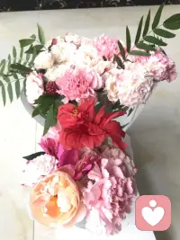 在平凡里，也能走向更好的自己  

——稳定不是停滞，成长也不总是轰动。  
学会与当下的自己和解，也是成长的方式之一。  

在这个人人喊着“突破自我”的时代，我们很容易被推着奔跑。我们总以为成长必须是一次次突破、一场场冲刺，但其实，它更多时候是在安静的日常里悄悄发生。比如，做好一份工作、照顾好家人、把生活打理得井井有条——这些看似不变的日常，都是向成熟迈出的脚步。  我们需要重新学会在平凡中看见前进的力量。  

01 成长，不是直线的上升

“成长”虽然自带积极光环，但它并不意味着人生必须一路向上。如果回头看，我们的总体趋势都是在成长；即便某些阶段看似停在原地，只要能自食其力、承担生活的责任，这本身就是一种成长。  

人生的厚度，不只来自冲刺，也来自踏实生活的每一步。  

02 成长，只是生命中的少数时刻

我们不必每天都用新的挑战来证明自己在成长。生命的底色往往是规律、稳定和熟悉——做好本职工作、照顾家庭、让生活有序运转，这些看似“没有改变”的日常，同样是在创造价值。  

稳定是生活的根基。成长不是连续的，它往往只在少数关键时刻发生，而这些时刻需要建立在安稳的生活之上。  

03 成长，常伴随痛苦

如果把成长想象成纯粹的幸福感，很可能会失望。真正的成长往往出现在关键期——那既是危险，也是机会。  

 时常提醒自己：“这可能是成长的一种方式。”“不要固着于此刻，一切皆有可能。”  

我们无法准确预测未来，眼前的困难和对自我的否定，只是暂时的状态。看见别人的智慧，不等于立刻能做到，我们有自己合适的时机。  

成长的意义，不是幻想未来，而是接纳当下，把现阶段的人生过好。  

04 成长，是发展的过程，而非否定过去

成长源于两个动力：实现自我 & 应对外界变化。我们需要躬身入局（投入其中），与外界互动，从中推动自己前行。  

不必把“成长”看得过于高大上，甚至可以暂时忘记这个词，回到自己的生活，专注于当下自己认为重要的事情——这也是成长的真实落脚点。  

总之，成长不是一场永不停歇的竞赛，而是一段在稳定与突破之间寻找平衡的长路。我们可以在平凡里，找到属于自己的节奏。先学着给自己多一些拥抱吧！现在的你，已经走在成长的路上。当你不再执着于“每天都要变”，而是学会在平凡中看见前进的力量，这反而能让我们更清晰地看见自己的步伐。

~~心理学笔记～～配图