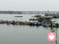 你以为你在做选择？其实是“阈下加工”在帮忙

——我们的直觉从何而来？大脑的“后台程序”看不见，却一直在运行。

你有没有经历过这样的时刻：明明没有刻意去想，却自然而然做出选择，仿佛被无形的手轻轻推动？那有没有可能在我们清醒的意识之外，还有一些自动运行、却意识不到的心理活动，正悄悄参与着我们的生活？

在过去的一百多年，心理学的发展一直有两条并行的线索：一条是我们能够意识到的心理过程；另一条则是那些我们觉察不到，却持续影响着我们的无意识活动。从精神分析对潜意识的探索，到行为主义对刺激与反应规律的总结，绝大多数心理学流派都认同：人类通过意识所认识的自己，仅仅是内心世界的一小部分。

我们可以把自己的头脑想象成一座剧院：聚光灯（意识）只照亮舞台中央的一小块，而观众席隐没在黑暗中——但那里其实坐满了“观众”。我们虽看不见他们的样子，却可以通过各种心理学实验，“听”到他们的动静、察觉他们的存在。

那么，“阈（yù）下加工”到底是什么（阈是门槛，意味着“界限”，常用来表示临界点）？在心理学中，“阈下加工”是指那些我们无法察觉、却在不知不觉中影响我们行为与判断的心理过程。

我们先来看2个熟悉的心理现象，它们都是阈下加工的体现。

1. 鸡尾酒会效应：它指的是我们在嘈杂环境中（比如人声喧闹的酒会），能够自动过滤无关对话，将主要注意力集中在当前谈话上；但如果背景声中突然出现与自己相关的信息（比如名字），就会立刻引起我们注意的现象。

简单来说：你以为自己在喧闹的现场只听着一个人说话，实际上大脑一直在后台监控全场，并随时准备为你捕捉重要信息。当你全神贯注的和一个人交谈，或者聆听台上的演讲时，你以为自己已经屏蔽了周围的嘈杂人声。但如果不远处有人突然提到你的名字，你会立刻转头望去。这说明，在我们主动聚焦注意力的同时，大脑也在后台自动监测环境中的信息——尤其是那些与我们自身相关的内容。

2. 启动效应：启动效应就像给我们的大脑悄悄“调了个频道”。在你意识到之前，一个先出现的信号（比如一个词、一张图、一个声音、一种味道）已经激活了你大脑里相关的联想网络，让你接下来的想法和行为，不自觉地往那个方向偏。

我们看下面的例子：


未完待续……

～～～心理学笔记～～～配图