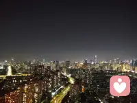 爱自己的实践方法（二）


——接上篇——

第五层：自我边界保护。保护好自己的时间、精力和情绪，不被无关人、事、物过度消耗。

明确底线，写下 3 条“绝对不能接受”的事。 

学会说“不”，正当的拒绝，不要碍于面子过多解释。 

为重要的事预留多一些时间，不随意被别人影响。 

在让自己不舒服的场景中，学习“及时抽离”给自己按下一个“暂停键”，先离开再处理。

第六层：与自己和解释怀。接纳过去的所有经历、错误与遗憾，从中汲取养分而非自我攻击。

书写疗愈，给过去的自己写一封信，说说当时自己是怎么熬过那段痛苦的时光，现在想对TA说什么。 

转换视角重看，问自己“这件事让我学会了什么？”，我的收获是什么。 

允许自己不完美，当大脑浮现不愉快情境时，提醒自己“已经过去了，我选择向前看”。

第七层：创造绽放。目标是在接纳自己的基础上，主动设计、创造自己想要的生活。

列出“理想生活清单”：写出你希望一年、三年后生活的大致样子，不追求完美，只希望真实。 

学会小步子或低成本试错，从一件小事开始，尝试一个新爱好，学一门有兴趣的小课，看自己是否喜欢。 

为喜欢的事持续安排固定时间，比如每周两小时，不轻易放弃。 

记录高光时刻：及时写下自己做得好的瞬间，不断强化信念“我有能力创造自己想要的美好生活”。

这份“爱自己的七个层次”，从照顾身体到活出自己喜欢的样子，既是自我关怀的路径图，也是一次次和自己重新相遇的机会。它不是要求我们一下子做到完美，而是让我们在每一天的小选择里，多一点对自己的理解和疼爱。

我们不妨从今天开始，先做一件最简单的事。当你愿意一步一步往上走，你会发现：原来爱自己，是可以练习的能力；而你，也值得拥有一个越来越舒展、越来越自在的人生。

～～～学习笔记～～～配图