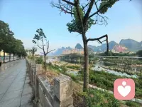 爱自己的实践方法（二）


——接上篇——

第五层：自我边界保护。保护好自己的时间、精力和情绪，不被无关人、事、物过度消耗。

明确底线，写下 3 条“绝对不能接受”的事。 

学会说“不”，正当的拒绝，不要碍于面子过多解释。 

为重要的事预留多一些时间，不随意被别人影响。 

在让自己不舒服的场景中，学习“及时抽离”给自己按下一个“暂停键”，先离开再处理。

第六层：与自己和解释怀。接纳过去的所有经历、错误与遗憾，从中汲取养分而非自我攻击。

书写疗愈，给过去的自己写一封信，说说当时自己是怎么熬过那段痛苦的时光，现在想对TA说什么。 

转换视角重看，问自己“这件事让我学会了什么？”，我的收获是什么。 

允许自己不完美，当大脑浮现不愉快情境时，提醒自己“已经过去了，我选择向前看”。

第七层：创造绽放。目标是在接纳自己的基础上，主动设计、创造自己想要的生活。

列出“理想生活清单”：写出你希望一年、三年后生活的大致样子，不追求完美，只希望真实。 

学会小步子或低成本试错，从一件小事开始，尝试一个新爱好，学一门有兴趣的小课，看自己是否喜欢。 

为喜欢的事持续安排固定时间，比如每周两小时，不轻易放弃。 

记录高光时刻：及时写下自己做得好的瞬间，不断强化信念“我有能力创造自己想要的美好生活”。

这份“爱自己的七个层次”，从照顾身体到活出自己喜欢的样子，既是自我关怀的路径图，也是一次次和自己重新相遇的机会。它不是要求我们一下子做到完美，而是让我们在每一天的小选择里，多一点对自己的理解和疼爱。

我们不妨从今天开始，先做一件最简单的事。当你愿意一步一步往上走，你会发现：原来爱自己，是可以练习的能力；而你，也值得拥有一个越来越舒展、越来越自在的人生。

～～～学习笔记～～～配图