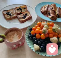 “时间不是解药，但解药在时间里”

——成长最真实的模样是与昨日温柔告别 

随着时间的沉淀，许多曾经汹涌的感受会渐渐归于平缓，这或许就是成长最真实的模样。阅读和经历慢慢拓宽了我们的视野，也让一些曾以为无法逾越的情感，在回望时显露出它原本的轮廓。

曾经那样执着于一个人、一件事，念念不忘，仿佛全世界的雨都落在自己的眼眶里。生活被一种情绪占满，心像被困在潮汐之中，反复被同一片海浪淹没。那种感受如此真实，如此彻骨——也许正是那时的投入，才有了有后来的清醒。

而时间确实有着巨大的魔力。几年过去，经历生活现实与工作社交的淘洗，甚至一些无法预料的变迁，某天醒来忽然发现，那份执念不知何时已经松开了手。不再想见那个人，不再愿提那些事。节日回乡探亲，心里平静无波，甚至有些不愿靠近的淡然。而从前，仅仅是坐在旁边，就觉得是一种幸福。

这其中的转变，很难用语言彻底说清，却实实在在发生了。或许是因为我们终于明白：人总要向前走。有时候我们陷在自己的循环里，以为那里安全，可若真的安全，又为何会痛苦？想象中得不到的美好，有时只是一种自我沉沦；而真正握在手里的生活，才值得认真对待。

关于关系，无论是重逢的执念还是眼前的婚姻，本质或许都是我们与自己的对话。如果两个人真的无法同行，好聚好散或许是对彼此更深的尊重——无关年纪，无关旁人，只关乎余生的质量。每个人都有权利追求更适合自己的生活，只要能够自我承担，坦诚面对。

在这个过程中，尊严不是别人给的，而是自己一点一点建立起来的。选择了成家，便承担责任；但责任不意味着失去自我。看见对方的好，也珍视自己的珍贵，或许才是平衡的开始。

回头看，特别感谢那段迷失的时光。它或许与少年时的未完成有关，是心理学所说的“缺失”在成年后的回响。而当我们通过阅读、经历和心理的觉察，慢慢看懂这些线索，那个结就开始松动。生活不断向前推进，当我们找到更值得投入的事：工作、爱好、成长、助人——某些曾经沉重的情感，便会自然褪色。

人与人的关系，或许清淡一些才更长久。能彼此照亮时就相聚，能量消耗时就暂时远离。当我们真正把自己从故事里抽离出来，会发现那些曾经的眼泪，不过是生命里的一场雨。雨会停，天会晴，而我们还会继续走下去。

思考与感悟
真正的释怀，或许不是删除记忆，而是允许一切经过，然后选择把自己的生命活得更开阔。那些过去的迷恋与痛苦，如同心底的刻印，记载着我们来时的路。配图