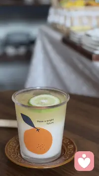 接纳内心的“阴暗面”，是与自己和解的第一步

——弗洛伊德没说破的事：看见阴暗面，反而活得更轻松


谈到无意识，精神分析学派无疑是最具代表性的。弗洛伊德将人的心理比作一座冰山，无意识便是水面之下那庞大而隐秘的部分——我们虽无法直接感知，它却透过情绪、言行与梦境，持续影响着我们的选择。弗洛伊德的革命性贡献，在于他引导人们直面内心的“阴暗面”：那些被压抑的欲望与本能。这一洞见不仅解放了无数被无意识束缚的情感，也为20世纪的心理学乃至思想史刻下了深远烙印。

那么，剖析这些我们未必能看见的“阴暗面”，究竟有何积极意义？


承认阴暗面，是自我和解的开始

弗洛伊德指出，无意识中潜藏着两种原始力量：其一是广义的性欲——这并非仅指亲密关系，而是从婴儿期便存在的、通过身体自我取悦的本能；其二是攻击性，即破坏与发泄愤怒的冲动。这些内容初听或令人不适，但若诚实地自问，谁不曾闪过莫名的恶念或贪念？

精神分析带来的安慰在于：这些想法并非异常，而是人性共有的侧面。接纳它们的存在，并非鼓励付诸行动，而是帮助我们卸下“我不该有这种念头”的道德重负。觉察到人性中这一复杂面向，我们便更能与自身的不完美和平共处。


关键在于表达，而非压抑

弗洛伊德进一步发现，原始欲望若长期被压抑，在无意识中积重难返，便可能以更具伤害性的形式爆发——譬如某些心理症状或失控行为。

以攻击性为例。有人一生温和克制，似乎从不发火，却在某次被突破底线时骤然爆发，其激烈程度往往远超常人，甚至酿成难以挽回的后果。这种“爆发”并非偶然，而是多年压抑的集中释放。

精神分析为此提供了一条出路：将无意识冲突意识化。当我们能用语言辨认并命名那些潜藏的恐惧、愤怒或欲望，被禁锢的心理能量便有了更健康的出口。这也是为什么精神分析被称为“治疗”——说出来的过程，本身就具有疗愈的力量。


从压抑到表达

一位职场人士长期忍受不公，却始终压抑不满，生怕表达愤怒会破坏关系。在一次咨询中，他逐渐意识到，自己的隐忍并非全然出于善意，而是源于童年时对父母愤怒的恐惧——他潜意识里担心，一旦发火就会被抛弃。

当这一冲突被语言化，他开始尝试在安全范围内用平和语调表达立场。结果并未招致排斥，反而赢得了尊重。更重要的是，他不再需要耗费巨大心力维持“从不生气”的人设。那些曾被压抑的攻击性，转化成了维护边界的清晰力量。


未完待续……