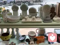 接纳内心的“阴暗面”，是与自己和解的第一步

——弗洛伊德没说破的事：看见阴暗面，反而活得更轻松


谈到无意识，精神分析学派无疑是最具代表性的。弗洛伊德将人的心理比作一座冰山，无意识便是水面之下那庞大而隐秘的部分——我们虽无法直接感知，它却透过情绪、言行与梦境，持续影响着我们的选择。弗洛伊德的革命性贡献，在于他引导人们直面内心的“阴暗面”：那些被压抑的欲望与本能。这一洞见不仅解放了无数被无意识束缚的情感，也为20世纪的心理学乃至思想史刻下了深远烙印。

那么，剖析这些我们未必能看见的“阴暗面”，究竟有何积极意义？


承认阴暗面，是自我和解的开始

弗洛伊德指出，无意识中潜藏着两种原始力量：其一是广义的性欲——这并非仅指亲密关系，而是从婴儿期便存在的、通过身体自我取悦的本能；其二是攻击性，即破坏与发泄愤怒的冲动。这些内容初听或令人不适，但若诚实地自问，谁不曾闪过莫名的恶念或贪念？

精神分析带来的安慰在于：这些想法并非异常，而是人性共有的侧面。接纳它们的存在，并非鼓励付诸行动，而是帮助我们卸下“我不该有这种念头”的道德重负。觉察到人性中这一复杂面向，我们便更能与自身的不完美和平共处。


关键在于表达，而非压抑

弗洛伊德进一步发现，原始欲望若长期被压抑，在无意识中积重难返，便可能以更具伤害性的形式爆发——譬如某些心理症状或失控行为。

以攻击性为例。有人一生温和克制，似乎从不发火，却在某次被突破底线时骤然爆发，其激烈程度往往远超常人，甚至酿成难以挽回的后果。这种“爆发”并非偶然，而是多年压抑的集中释放。

精神分析为此提供了一条出路：将无意识冲突意识化。当我们能用语言辨认并命名那些潜藏的恐惧、愤怒或欲望，被禁锢的心理能量便有了更健康的出口。这也是为什么精神分析被称为“治疗”——说出来的过程，本身就具有疗愈的力量。


从压抑到表达

一位职场人士长期忍受不公，却始终压抑不满，生怕表达愤怒会破坏关系。在一次咨询中，他逐渐意识到，自己的隐忍并非全然出于善意，而是源于童年时对父母愤怒的恐惧——他潜意识里担心，一旦发火就会被抛弃。

当这一冲突被语言化，他开始尝试在安全范围内用平和语调表达立场。结果并未招致排斥，反而赢得了尊重。更重要的是，他不再需要耗费巨大心力维持“从不生气”的人设。那些曾被压抑的攻击性，转化成了维护边界的清晰力量。


未完待续……