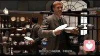 怎么定义幸福

——接上篇——

3问：怎么界定幸福？

幸福有标准答案吗？其实没有。每个人都有对幸福不同的定义。

但我们可以借用一个经典的框架来理解它——积极心理学创始人马丁·塞利格曼提出的PERMA模型，把幸福分成了五个元素：

P —— 积极情绪（Positive emotion）
生活中要有一定比例的好心情。大部分时间里，你是愉悦的、轻松的、满意的。

E —— 投入（Engagement）
你能找到让自己投入沉浸其中的事情，进入“心流”状态，全神贯注，甚至忘记时间。

R —— 人际关系（Relationship）
你拥有良好、温暖的关系，能和他人建立真实的友谊和联结。

M —— 意义感（Meaning）
你找到了人生的意义，知道自己为什么而活，并且正在追寻它。

A —— 成就（Accomplishment）
你有能力实现自己的目标或梦想，感受到自己的成长和价值。

塞利格曼认为，幸福不是单一的感受，而是一个综合的概念。我们口中的幸福，或多或少都包含了这五个方面。

而从长远来看，想要持续感到幸福，我们需要一步一步向前，不断去找到更高的意义。

总的来说，幸福不是一个终点，而是一种能力——感受积极的能力、投入的能力、爱与被爱的能力、找到意义的能力、实现自己的目标和梦想的能力。

愿我们都能在自己的节奏里，慢慢靠近属于自己的幸福。

～李松蔚《心理学通识》学习笔记～