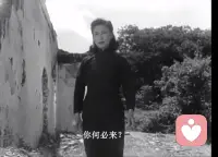 为什么内隐态度如此危险？

——接上篇——

因为它会“自我实现”

还记得我们之前学习过的“自证预言”吗？内隐态度就像是给自证预言装上了自动驾驶系统。

假设一位老师内心深处认为某些学生“不够聪明”（尽管她口头上从不承认），她会：
• 不自觉地减少对这些学生的提问（假设先行）
• 更多地注意到他们答错的时候（证据裁剪）
• 给予更少的鼓励和等待时间（付诸行动）
• 最终，这些学生真的表现得不如其他学生（结果验证）

这就解释了为什么内隐态度不仅是“想法”，更是一种“磁力场”，它会悄无声息地将我们的人生吸附到它认定的方向。

如何摆脱内隐态度的影响？


第一步：承认“我可能有偏见”这是最难，也最重要的一步。

心理学家提醒我们：“能看到的偏见不可怕，可怕的是不知道自己有偏见，却在被偏见影响。”

当我们承认自己可能是偏见的“携带者”而非“创造者”，才能真正开始审视内心。这不是道德审判，而是对自己认知盲区的诚实探索。

第二步：有意识地收集“反例证据”

如果你发现自己对某个群体有内隐偏见，不妨刻意寻找与该群体相关的、与你预期相反的正面例子：

• 如果你潜意识里认为“女司机”技术不好，可以留意那些开出租、开公交的女司机。
• 如果你觉得“脆弱”是软弱的表现，可以想想那些敢于示弱却依然成功的领导者。
• 如果你对某个地区的人有刻板印象，不妨深入了解几个来自该地区的个体故事。



第三步：回归个体化视角

内隐态度的核心问题在于“以标签代人”。要破解它，最有效的方法是练习“个体化视角”：

不要问：“他是哪里人/什么职业/什么性别？”而要问：“他是一个怎样的人？有什么独特的故事？”

当我们开始欣赏每一个人的“特别”，那么，对人的“标签化”自然会褪色。


写在最后

每个人都有不同程度的内隐态度，这是人类认知的天然局限。真正的智慧不在于完全没有偏见，而在于能保持对自身偏见的觉察与修正。

正如心理学家荣格所说：“直到你让潜意识成为意识，它将指导你的生活，而你称之为命运。”

你是否也曾发现过自己的一些内隐态度？让我们一起觉察与反思，慢慢打破偏见的牢笼。

～～～心理学笔记～～～